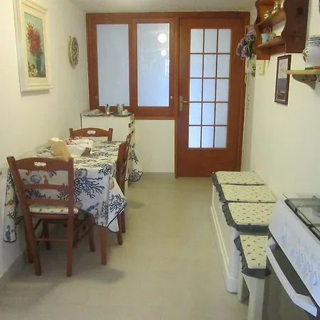 Apollo Bed & Breakfast 2*